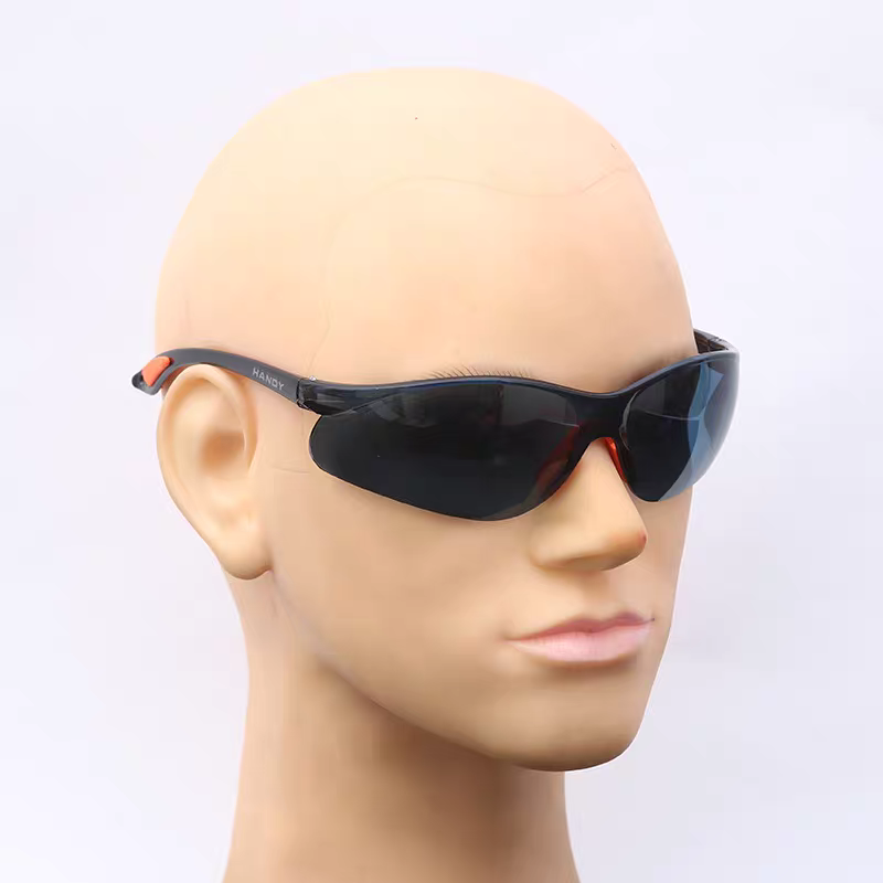 antiparra negra deportiva.